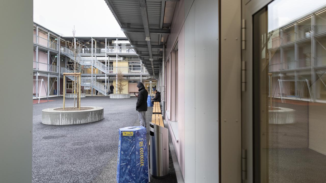 Vue de la cour intérieure du Centre fédéral pour l'asile de Zurich, photographiée le 7 décembre 2019. [keystone - Gaetan Bally]