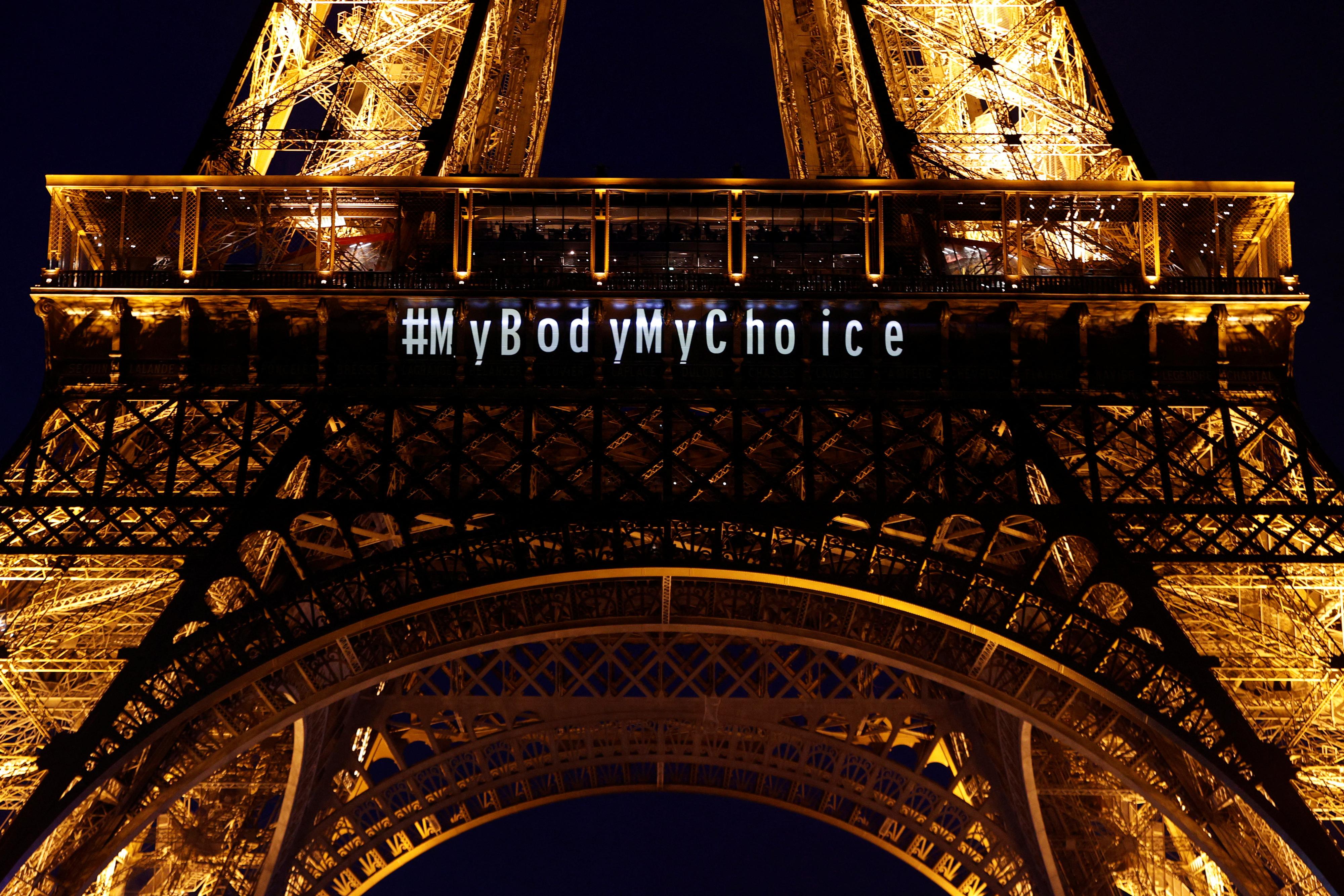 La Tour Eiffel s'illumine du message "Mon corps mon choix" après que les législateurs français ont inscrit le droit à l'avortement dans sa constitution. [REUTERS - Abdul Saboor]