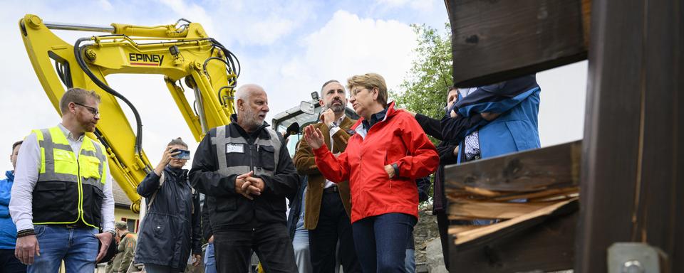 La présidente de la Confédération Viola Amherd à Chippis pour manifester son soutien suite aux intempéries. [Keystone - Jean-Christophe Bott]