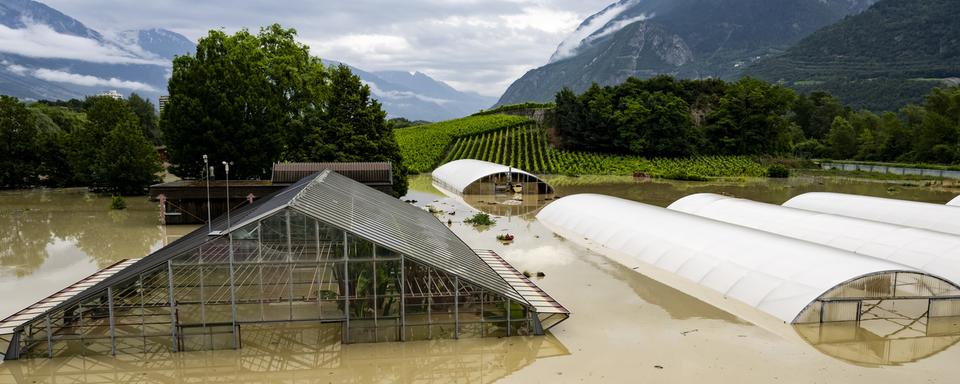 La zone sinistrée par la montée des eaux du fleuve Rhône dans la région de Sierre en Valais. [Keystone - Jean-Christophe Bott]