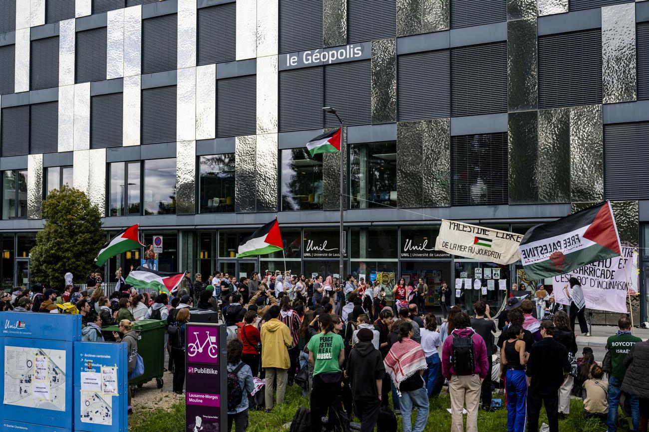 Quelque 400 personnes se sont rassemblées samedi sur le campus de l'Université de Lausanne pour soutenir les étudiantes et étudiants qui se mobilisent pour la Palestine. [KEYSTONE - JEAN-CHRISTOPHE BOTT]
