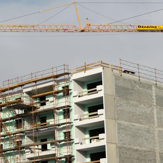 Un immeuble en construction et une grue sont photographiés sur un chantier dans le quartier de Vissigen le jeudi 8 janvier 2009 à Sion. [Keystone]