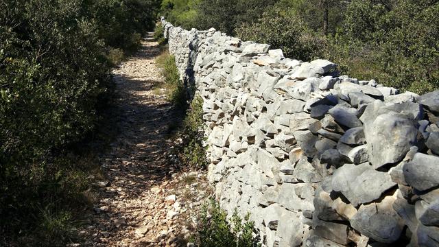 Le mur de la Peste dans le sud de la France. [AFP - MOIRENC Camille / hemis.fr]