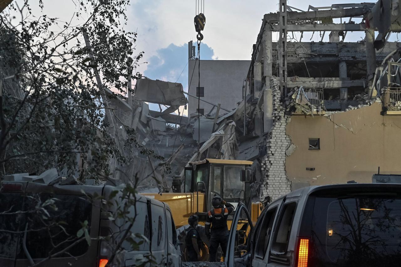 Des secouristes sur le lieu d'un tir de missile russe, qui a partiellement détruit un hôtel à Kryvyï Rig et tué deux personnes. [REUTERS - Stringer]