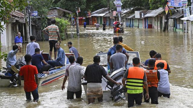 Près de 300'000 personnes réfugiées dans des abris au Bangladesh après des inondations. [AP Photo/Keystone - Fatima Tuj Johora]