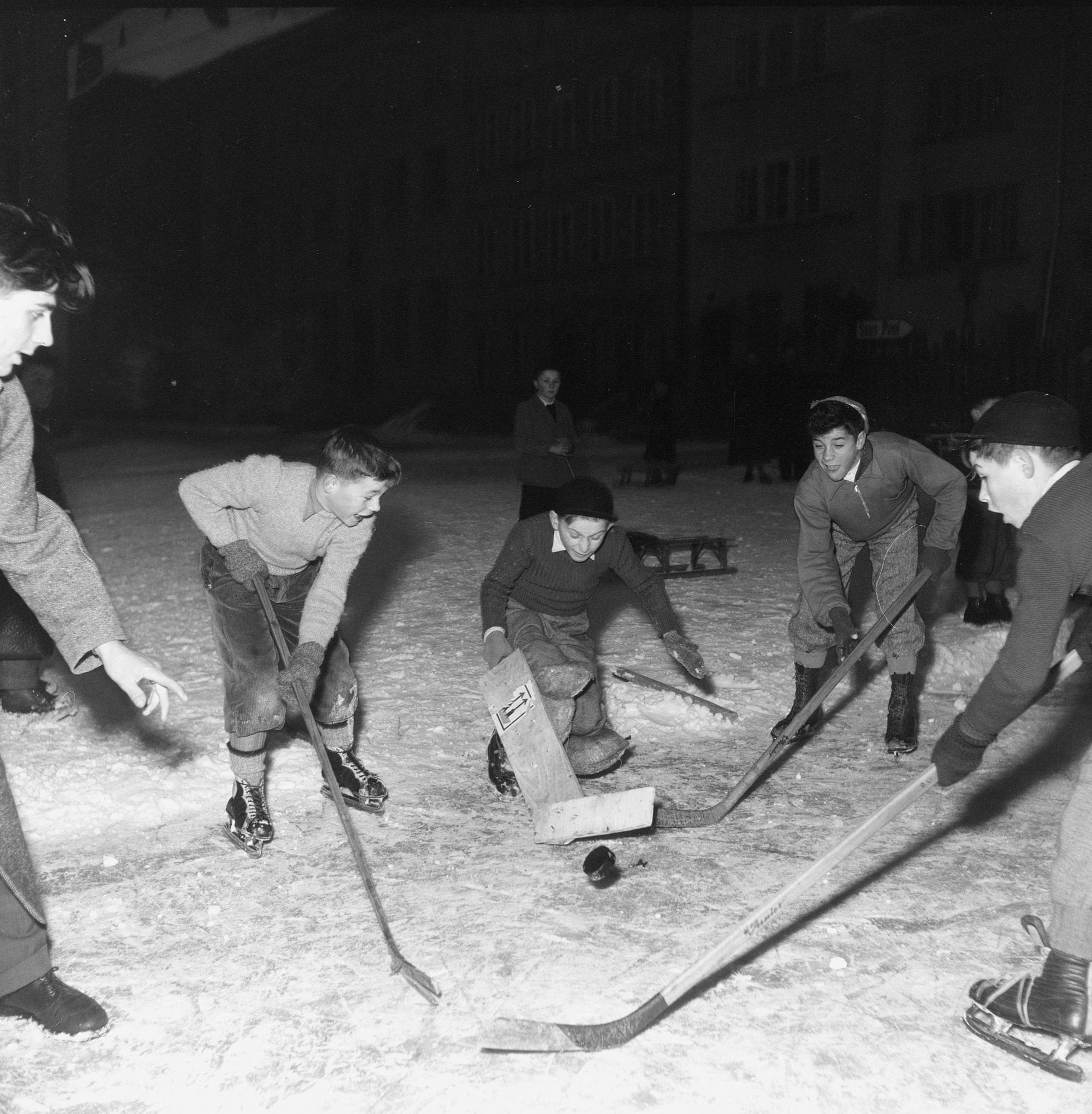 Match de hockey d'enfants du quartier de l'Auge, à Fribourg, 1955 [BCU Fribourg / Fonds Jacques Thévoz]