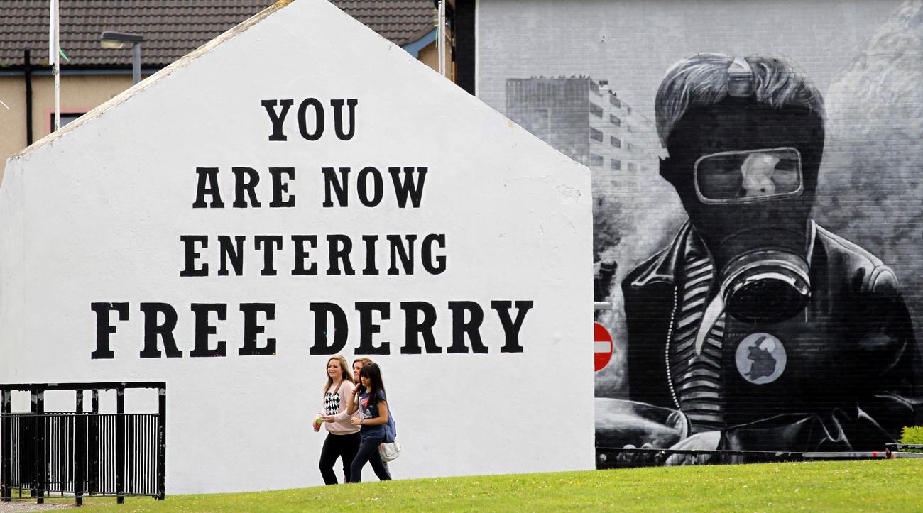 La ville de Derry est connue pour ses nombreuses peintures murales commémorant le conflit nord-irlandais. [Keystone - Peter Morrison - AP Photo]