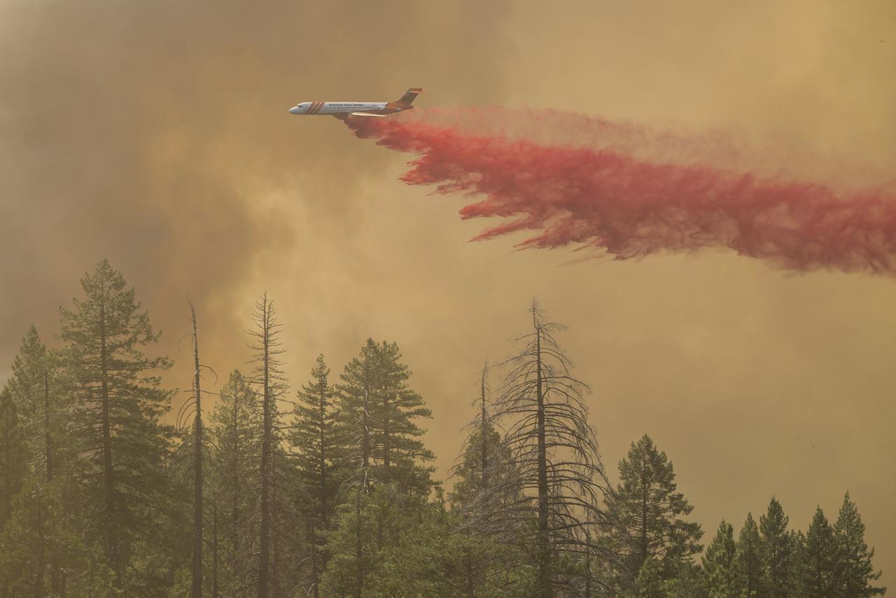 De nombreux Canadair sont employés pour tenter de maîtriser le plus grand incendie de l'année en Californie. [KEYSTONE - NIC COURY]