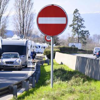 La police a bloqué deux convois de gens du voyage qui tentaient d'entrer à Lausanne. [Keystone]