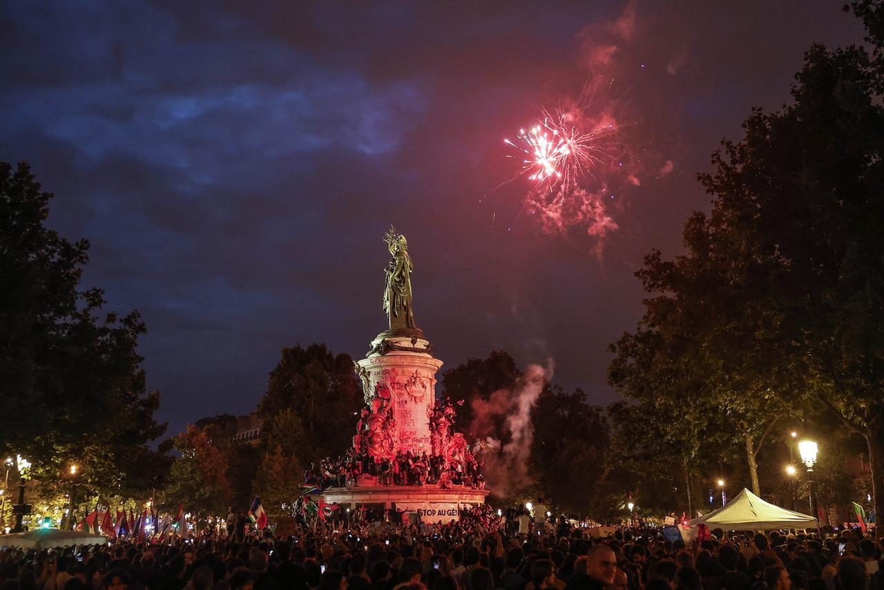 Des milliers de Français se sont rassemblés dimanche soir place de la République, à Paris. [KEYSTONE - YOAN VALAT]