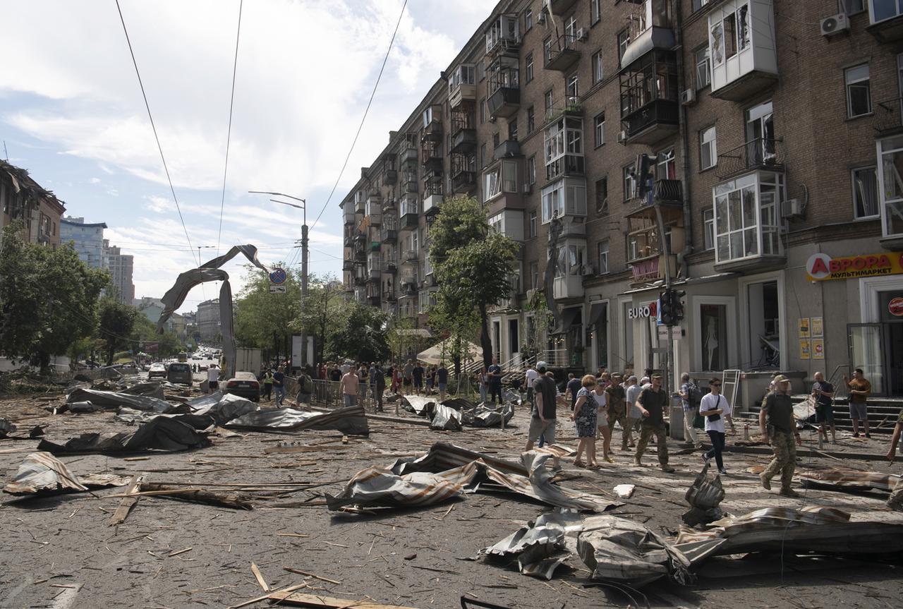 Des débris dans une rue de Kiev touchée par un missile russe. [KEYSTONE - VLADYSLAV MUSIIENKO]