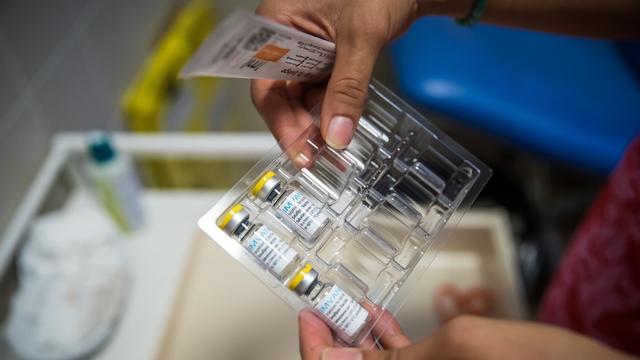 Une agente de santé prépare une dose de vaccin Imvanex utilisé pour protéger contre le mpox. Paris, le 1er août 2022. [Keystone/EPA - Christophe Petit Tesson]