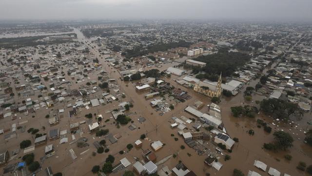 Course contre la montre au Brésil pour secourir les victimes des inondations. [KEYSTONE - ISAAC FONTANA]