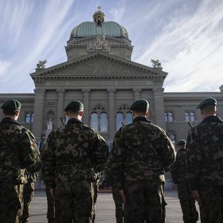 Des soldats de l'armée suisse sur la Place fédérale (image d'illustration). [Keystone - Anthony Anex]