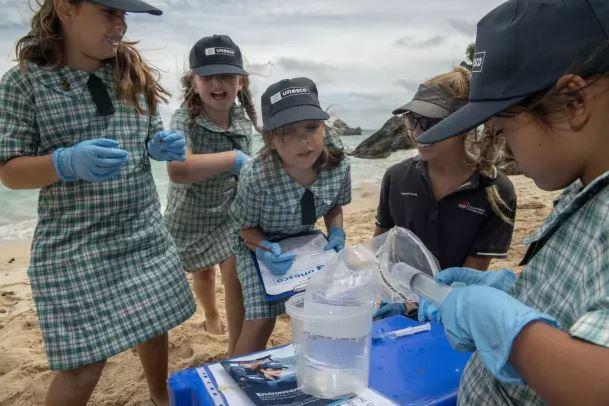 Des élèves des Îles australiennes de Lord Howe participent à la recherche mondiale sur l'ADN environnemental de l'UNESCO en février 2023. [UNESCO - CC BY-NC-SA 4.0]