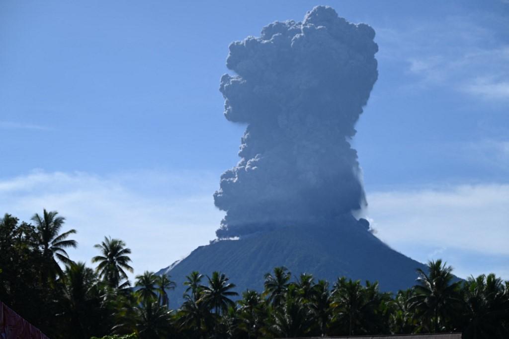 Un panache de fumée au-dessus du volcan. [AFP - Center for Volcanology and Geological Hazard Mitigation]