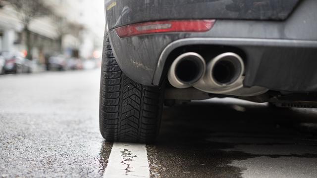 Le Conseil fédéral serre la vis pour lutter contre les pétarades sur la route. [Keystone - Gaetan Bally]