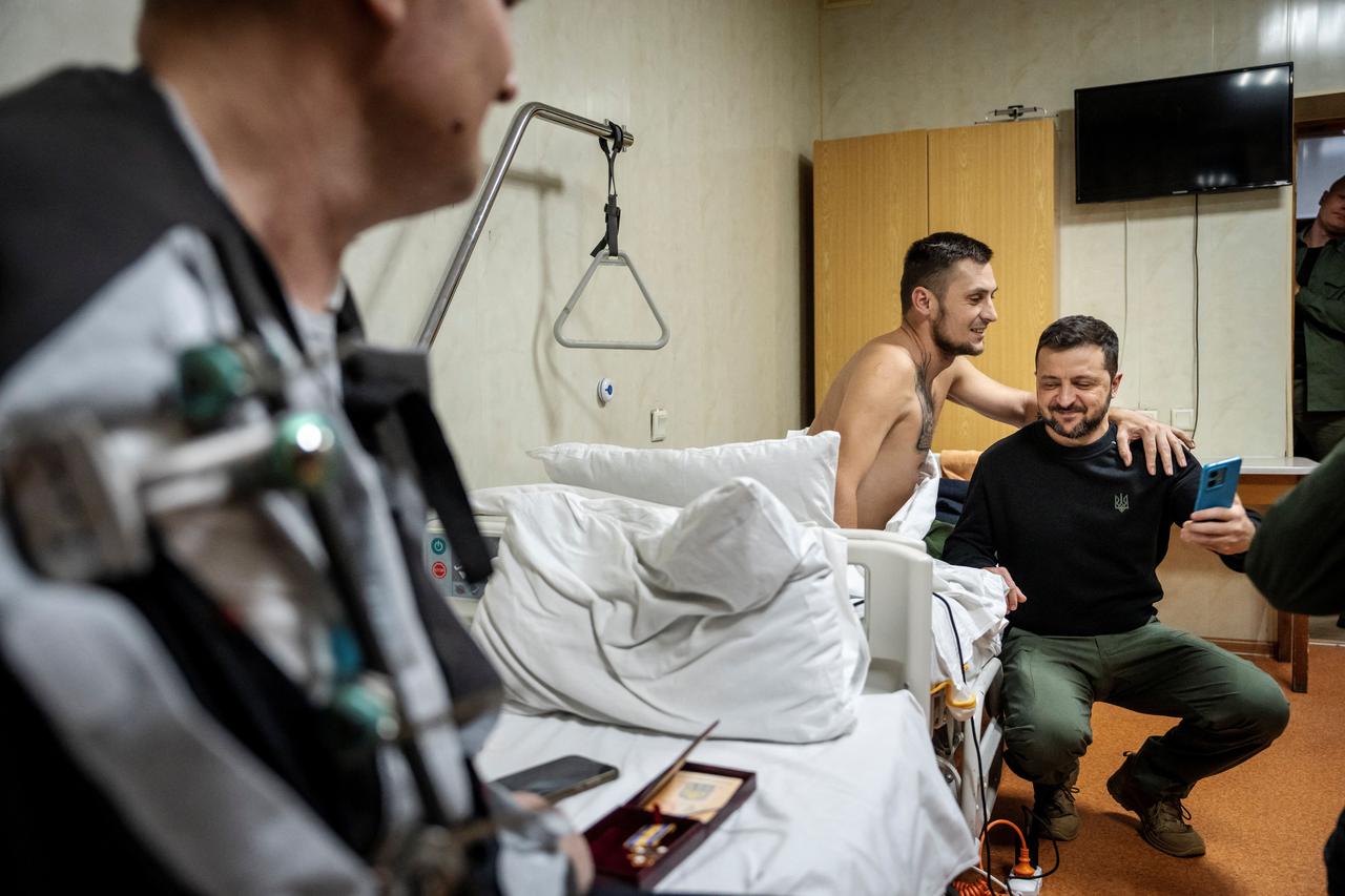 Le président ukrainien Volodymyr Zelensky se prend en photo avec un soldat lors de sa visite dans un hôpital militaire de Kiev, le 19 novembre 2024. [reuters - Ritzau Scanpix]