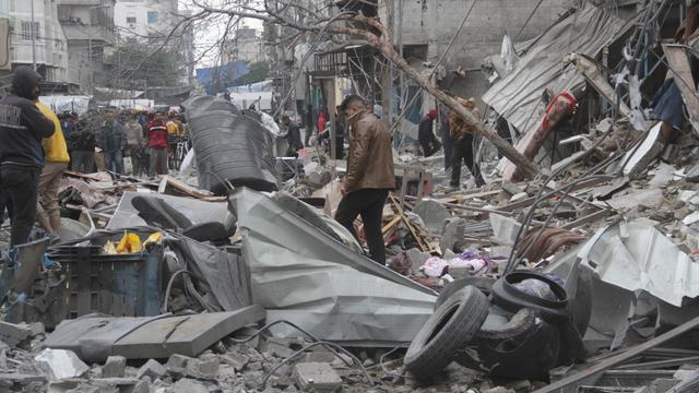 Des Palestiniens cherchent leurs affaires parmi les décombres des bâtiments détruits lors des attaques israéliennes sur la ville de Gaza, à Gaza, le 27 novembre 2024. [Anadolu via AFP - Mahmoud Ä°ssa]