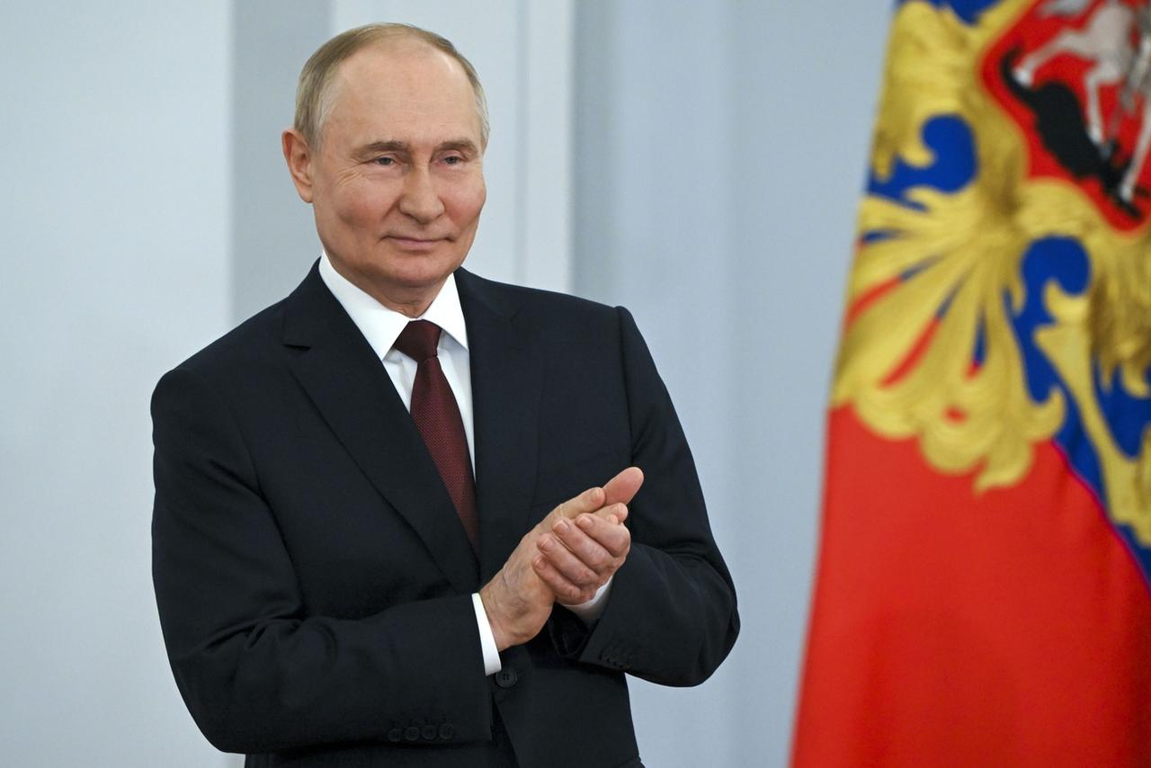 Russian President Vladimir Putin applauds at a ceremony for presenting the Russian Federation National Awards during the celebration the Day of Russia at the Kremlin in Moscow, Russia, Wednesday, June 12, 2024. (Sergei Guneyev, Sputnik, Kremlin Pool Photo via AP) [Keystone - Sergei Guneyev]