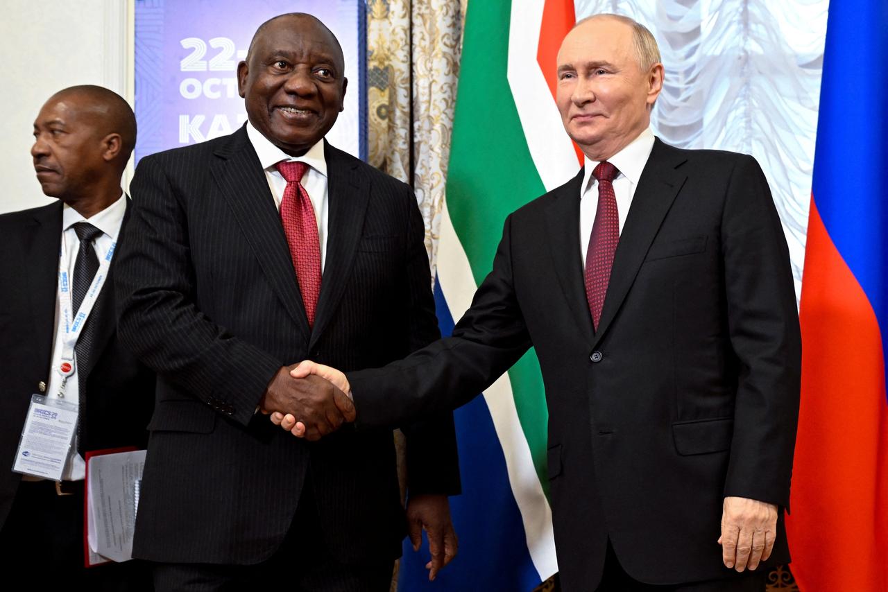 Le président de l'Afrique du Sud Cyril Ramaphosa et son homologue russe Vladimir Poutine lors du sommet des BRICS. [via REUTERS - Alexander Nemenov]