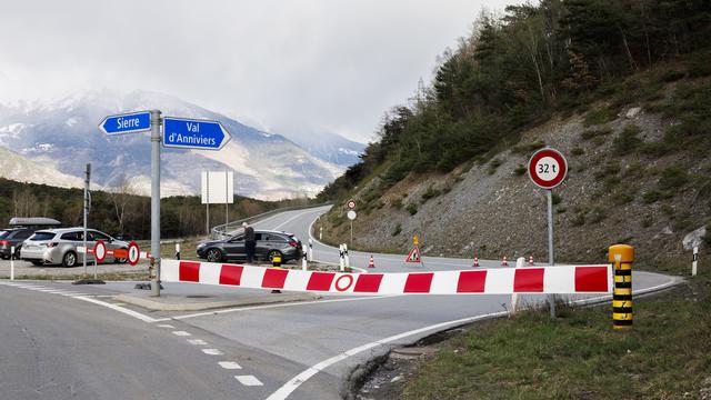 Une barrière barre par la route cantonale Sierre-Vissoie pour l'accès au Val d'Anniviers. [Keystone - Salvatore Di Nolfi]