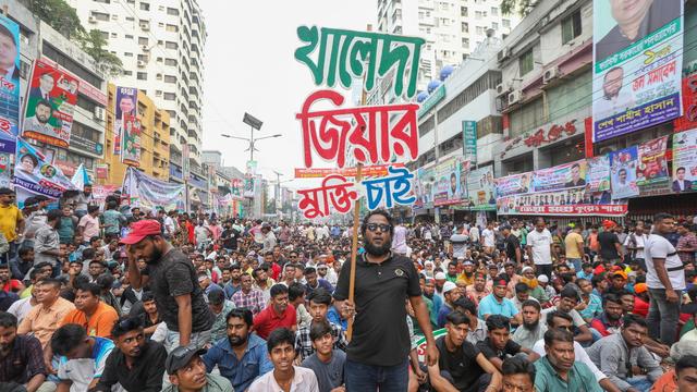 Une manifestation du Bangladesh Nationalist Party (BNP), le 18 octobre 2023. [Keystone - EPA/MONIRUL ALAM]