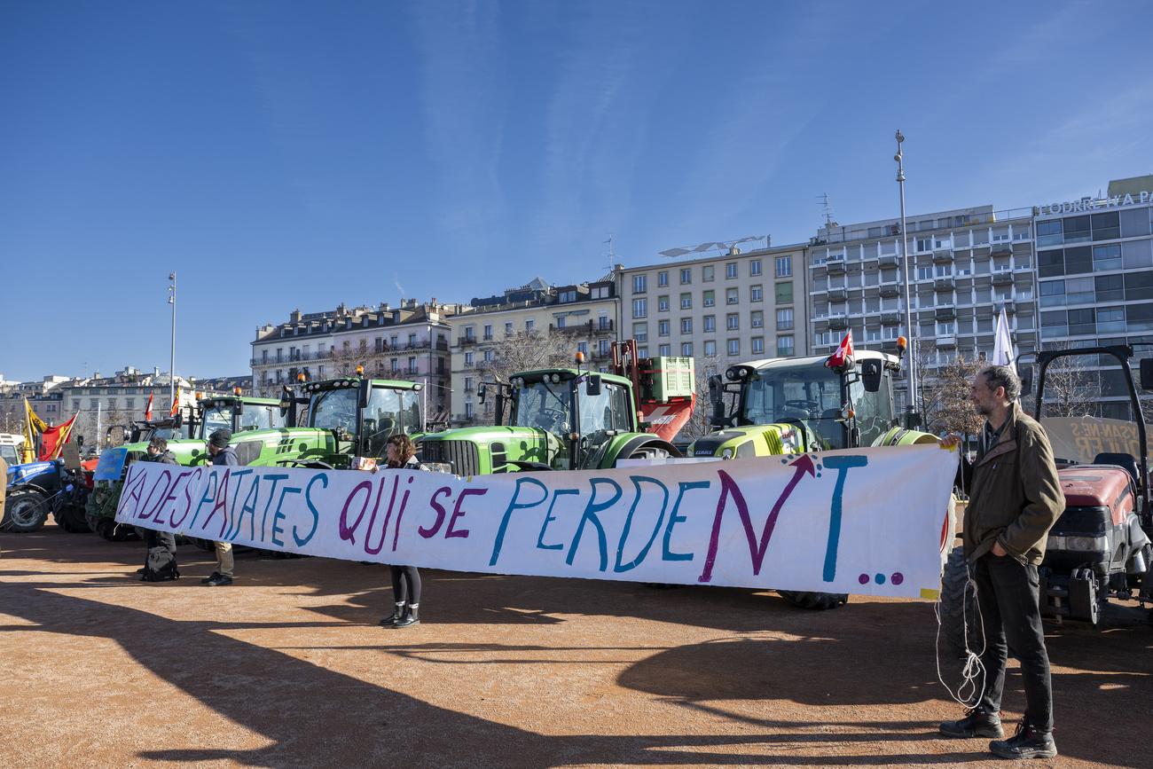 Des agriculteurs et paysans manifestent sur la place de Plainpalais à Genève, après avoir défilé avec leurs tracteurs, pour revendiquer une rémunération équitable pour leur travail. [KEYSTONE - MARTIAL TREZZINI]
