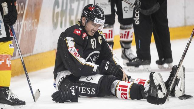 Calvin Thürkauf a été touché au genou gauche lors d'un duel avec Tristan Scherwey mardi contre Berne. [KEYSTONE - PABLO GIANINAZZI]