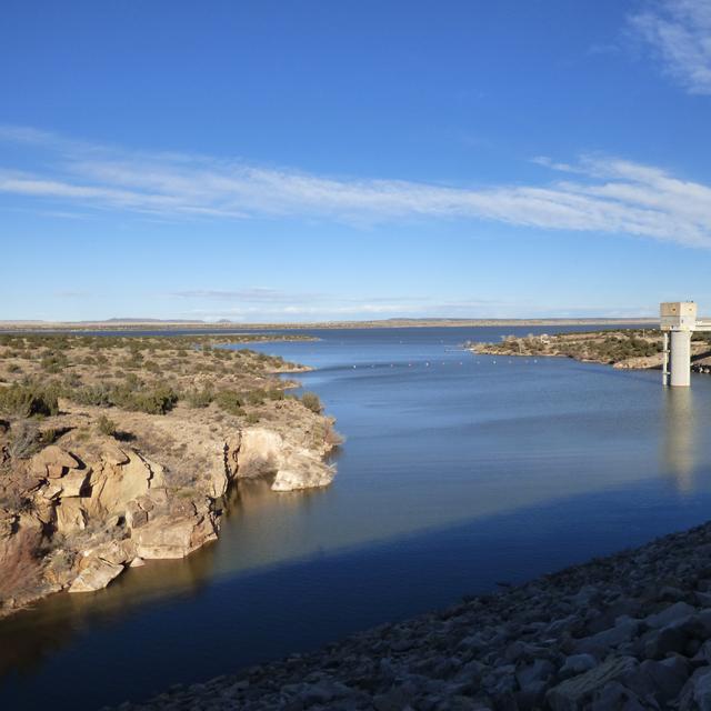 Lac Santa Rosa et barrage au Nouveau-Mexique vus du haut du barrage artificiel, retenant les eaux de la rivière Pecos. [Depositphotos - ©DWendal]
