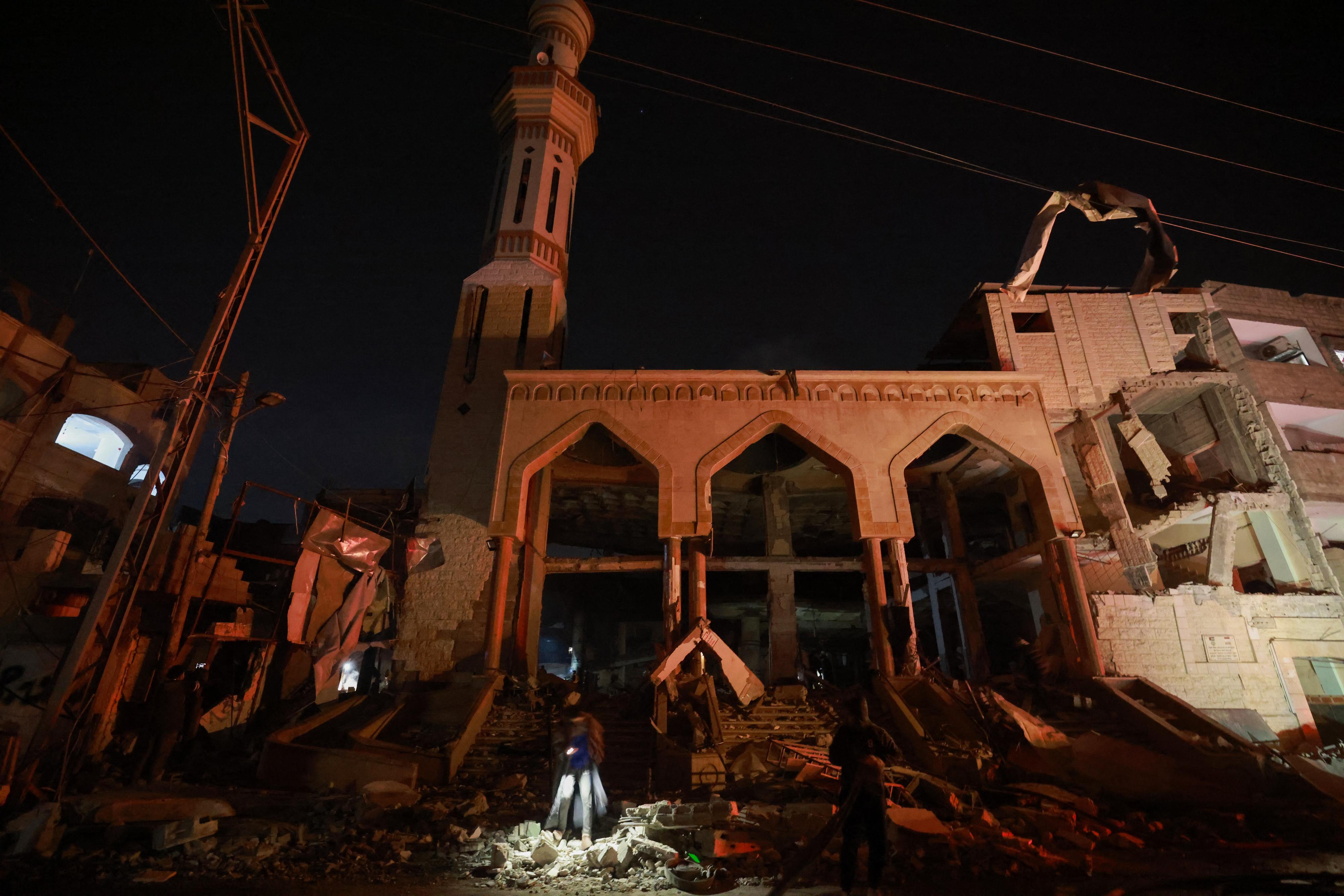 Une série de frappes aériennes ont notamment frappé trois mosquées de la ville de Rafah. [AFP - MOHAMMED ABED]