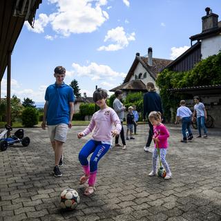 Des réfugiés ukrainiens accueillis à Gilly (VD) dans le cadre d'un projet de SOS Villages d'enfants. [Keystone - Jean-Christophe Bott]