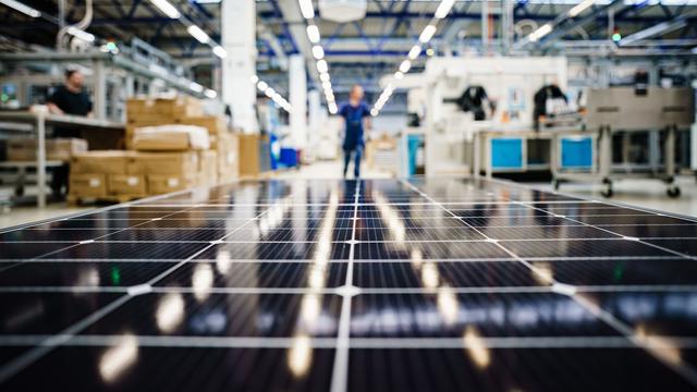 Le fabricant bernois de cellules solaires en difficulté va supprimer d'ici fin 2025 près de 200 emplois, sur les quelque 1050 qu'il compte. [Keystone - Clemens Bilan]