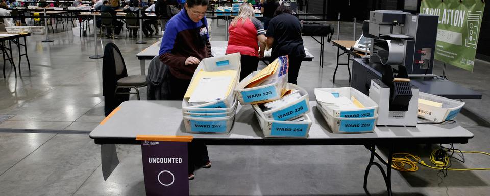 Le dépouillement des votes de l'élection présidentielle américaine. [Reuters - Eduardo Munoz]