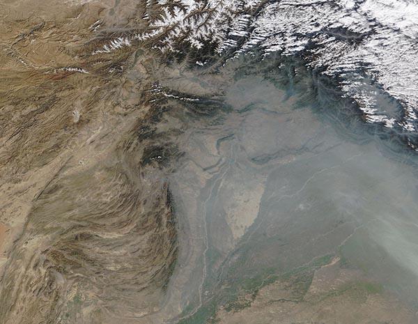 Un nuage de brume grise plane sur le nord du Pakistan et de l'Inde, le long de l'Himalaya, le 17 octobre 2024.Les principaux composants de ce type de brume sont les aérosols, de minuscules particules solides et liquides en suspension dans l'atmosphère. Dans cette région, ce sont généralement un mélange de polluants urbains et industriels, de poussière et de fumée. [NASA GSFC - MODIS Land Rapid Response Team]