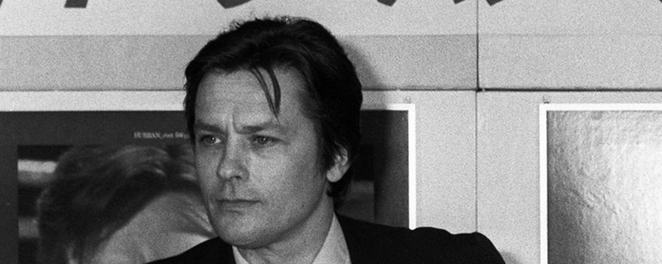 Alain Delon lors d'une conférence de presse au Japon en avril 1977. [Yomiuri Shimbun/AFP - Seisei Ajisaka]