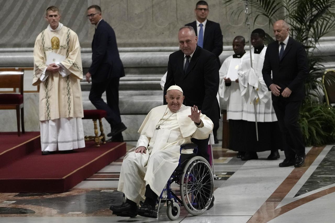 Le pape François a béni les fidèles après la célébration de la vigile pascale dans la basilique Saint-Pierre de Rome. [KEYSTONE - ALESSANDRA TARANTINO]