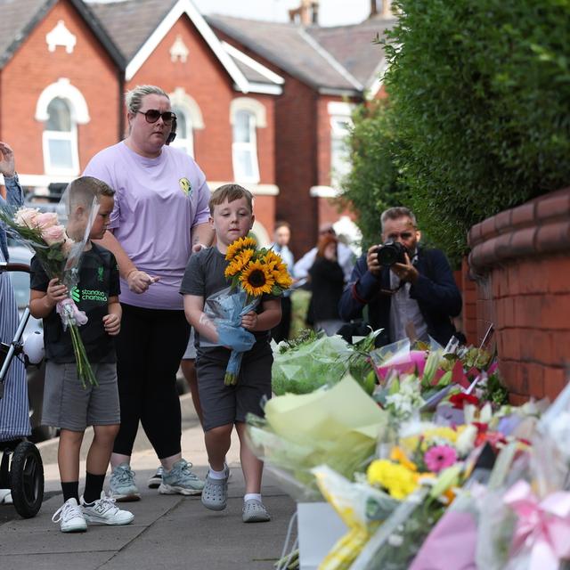 Le Royaume-Uni est en deuil après la mort de trois fillettes dans une agression au couteau. [EPA/Keystone - ADAM VAUGHAN]