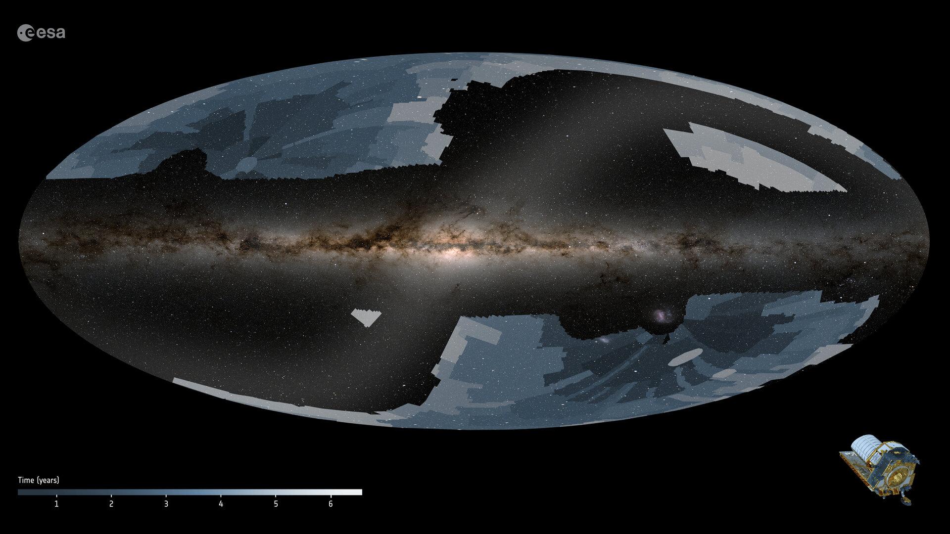 Cette image rectangulaire montre une projection ovale de notre ciel et les zones qu'Euclid observera. Les différentes nuances de gris et de bleu sont la zone couverte pendant les six ans d'observation. La ligne lumineuse horizontale représente la bande de la Voie lactée, et la ligne diagonale montre la poussière et d'autres sources dans notre Système solaire. [ESA/Euclid/Euclid Consortium - Work performed by ATG under contract for ESA/CC BY-SA 3.0 IGO]