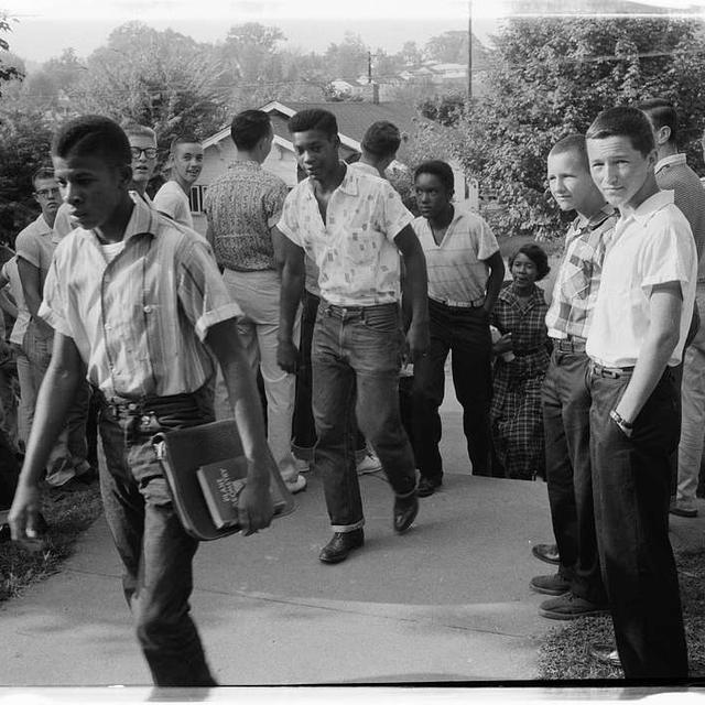 File de garçons afro-américains traversant une foule de garçons blancs pendant une période de violence liée à l'intégration scolaire. [Clinton tn school integration conflicts]