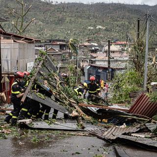 Des membres de la Sécurité civile française en train d'enlever des débris à Combani, sur le territoire français de Mayotte dans l'océan Indien, le 15 décembre 20224 après le passage du cyclone Chido sur l'archipel. [AFP - Sécurité civile]