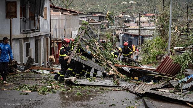 Des membres de la Sécurité civile française en train d'enlever des débris à Combani, sur le territoire français de Mayotte dans l'océan Indien, le 15 décembre 20224 après le passage du cyclone Chido sur l'archipel. [AFP - Sécurité civile]