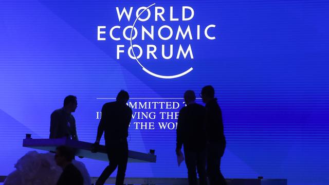 Des personnes installent la scène principale du Forum économique mondial 2019, WEF, à Davos. [KEYSTONE - MARKUS SCHREIBER]