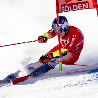 Marco Odermatt pendant la 1ère manche du géant d’ouverture de la Coupe du monde à Sölden en Autriche. [Keystone - Jean-Christophe Bott]