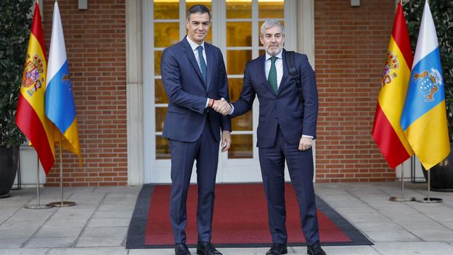 Le Premier ministre espagnol Pedro Sanchez et le président des Iles Canaries Fernando Clavijo, le 10 octobre 2024, lors d'une rencontre pour parler d'immigration. [Keystone - Chema Moya]