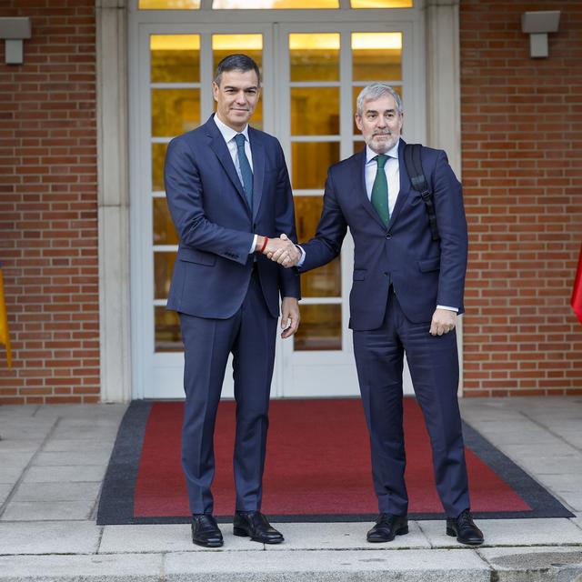 Le Premier ministre espagnol Pedro Sanchez et le président des Iles Canaries Fernando Clavijo, le 10 octobre 2024, lors d'une rencontre pour parler d'immigration. [Keystone - Chema Moya]