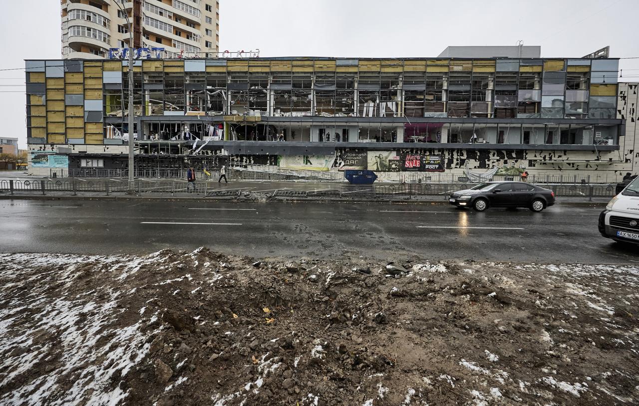 Un supermarché éventré par une frappe russe à Kharkiv. [KEYSTONE - SERGEY KOZLOV]