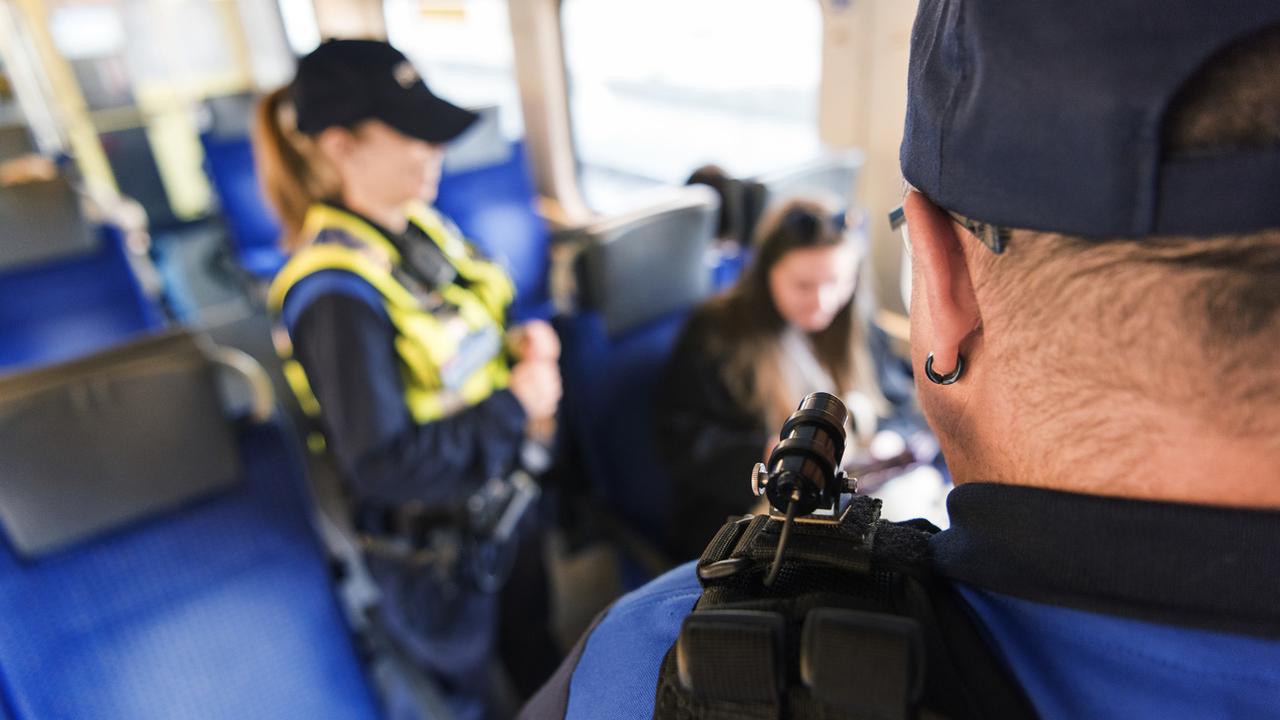 La police des transports avec caméras dans les CFF. [Christian Beutler]