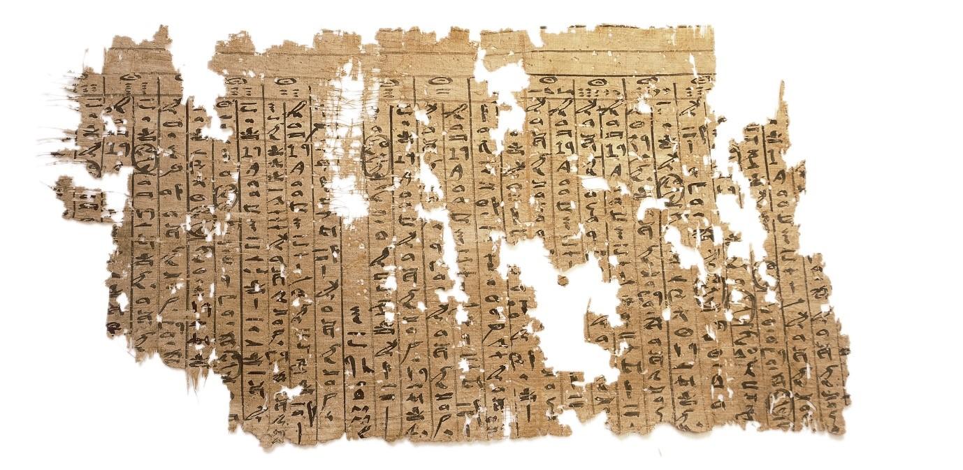Morceau des Papyrus de la mer Rouge, qui contiennent le Journal de Merer. (Extrait du Journal de Merer) Jour 26 : Le contremaître Merer quitte [la carrière de] Tourah-sud [au sud du Caire] avec son équipe en bateau, avec le plein de blocs de pierre, pour rallier [la grande pyramide d’] Akhet-Khufu. [DR]