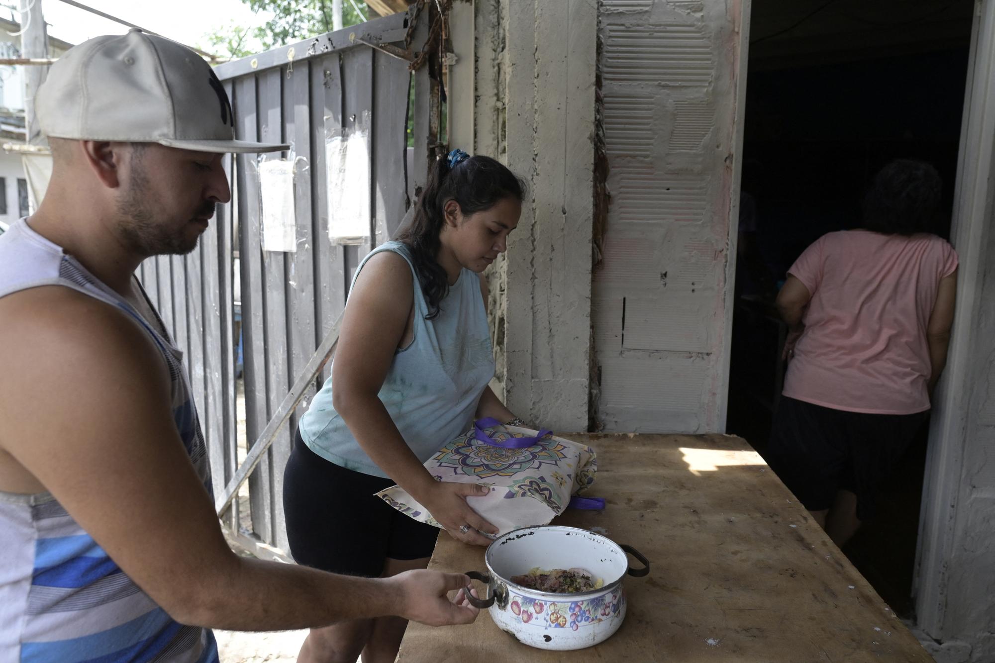 De nombreux Argentins ont recours aux distributions gratuites de denrées alimentaires. [AFP - JUAN MABROMATA]